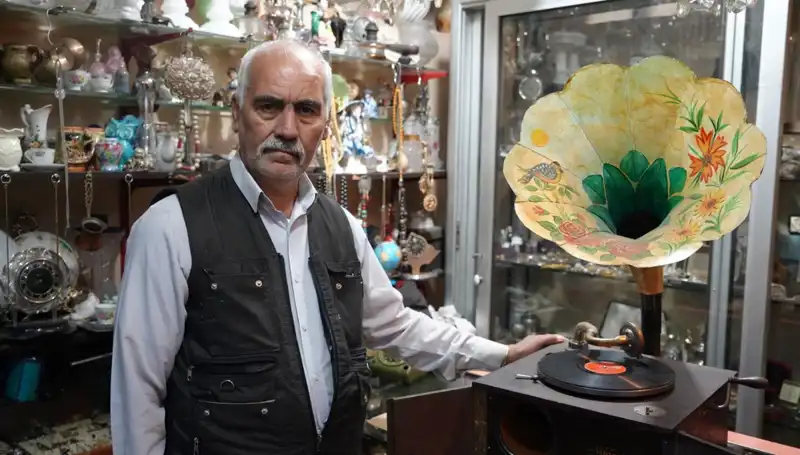 44 Yıllık Usta Antikacı, Asırlık Gramofonları Gözbebeği Gibi Saklıyor