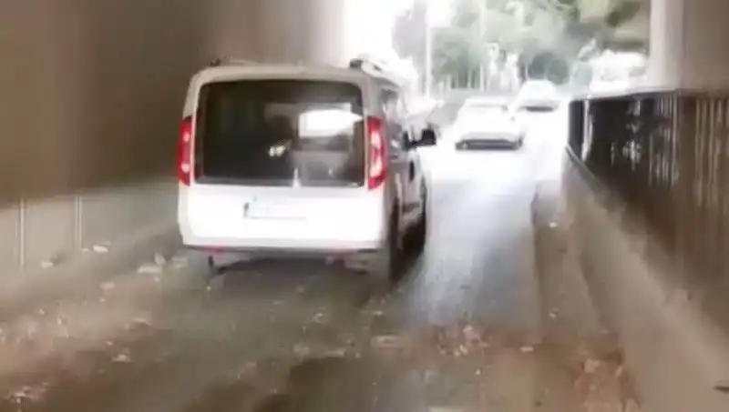 Trafic Kazasında Faciadan Dönüldü: Beton Parçaları Araçların Üzerine Düştü