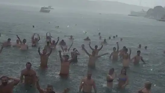 İstanbul'da Yağmura Rağmen Pazar Keyfi: Bebek'te Denize Girenler