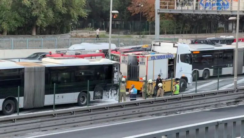 İstanbul'da Metrobüs Yangını: Trafikte Kaos ve Panik Anları