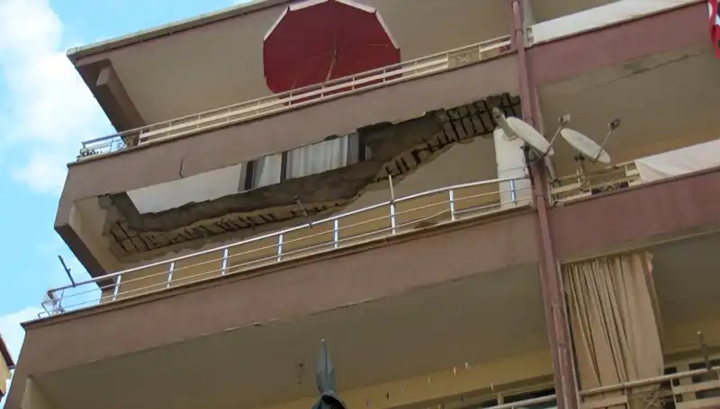 Güngören’de Korku Dolu Anlar: Beş Katlı Binada Balkon Çöktü!