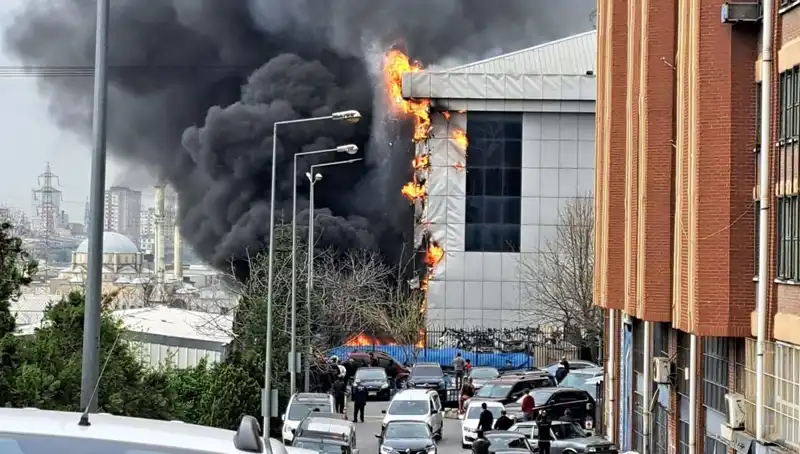 Başakşehir'de Sanayi Sitesinde Korkutan Yangın: Olay Yerindeki Son Gelişmeler