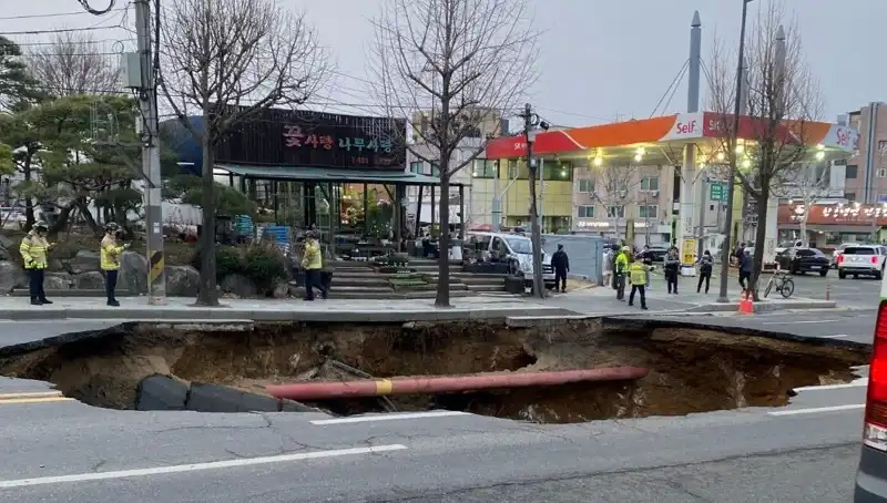 Güney Kore'de Korkutan Olay: Çukur Motosikleti Yuttu, 1 Kayıp, 1 Yaralı!