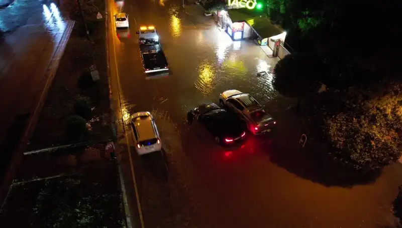 Adana’da Yağmurun Etkisi: Cadde ve Yolları Su Bastı, Hayat Durma Noktasına Geldi