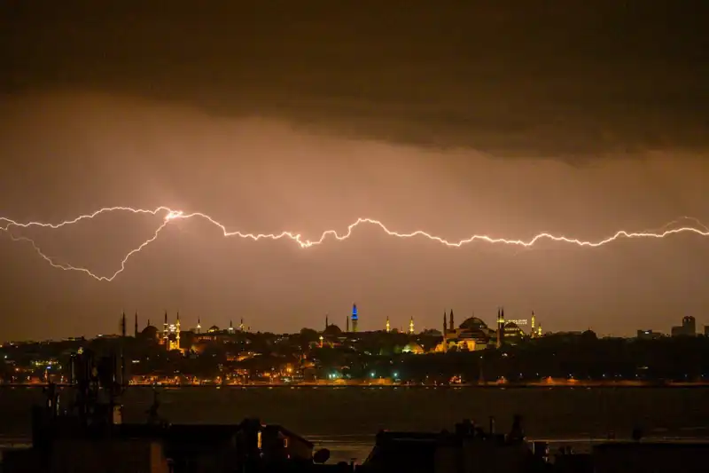 İstanbul'da Sıcaklık Aniden 22 Derece Düşüyor: Kar Geliyor mu?