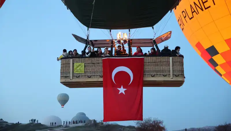 Kapadokya'da 23 Nisan İçin Renkli Balon Gösterisi