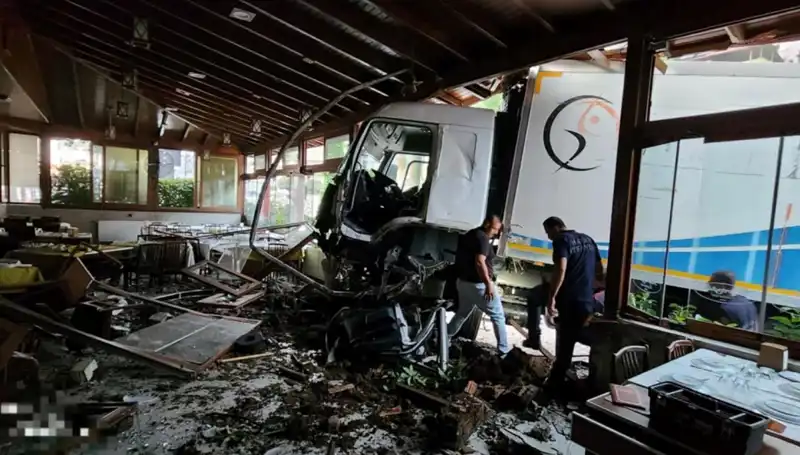Freni Boşalan Kamyon, Restoranın İçine Dalınca Panik Yarattı!