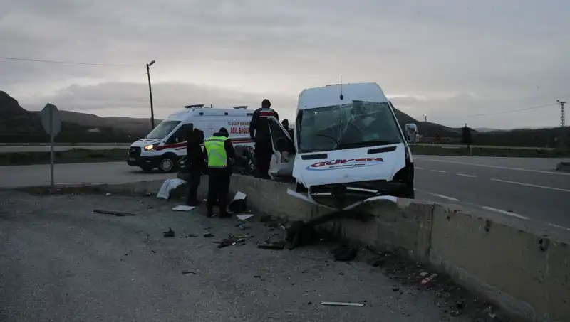 İşçi Servisi İstinat Duvarına Çarptı: Korkutan Kaza ve Sonrası