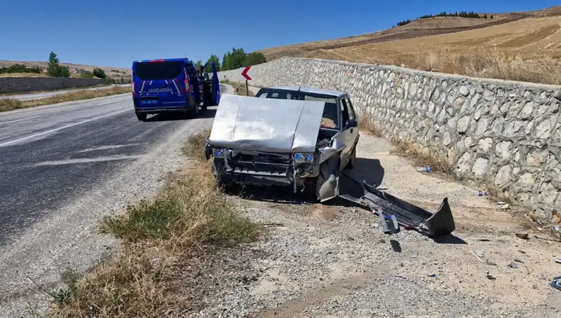 Kontrolden Çıkan Otomobil Duvara Çarptı: İki Yaralı, Neler Oldu?
