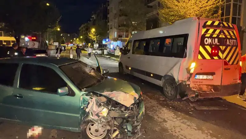 Otomobil Servis Minibüsüne Çarptı: 6 Kişi Yaralandı, Olay Anı Anbean Gözler Önünde