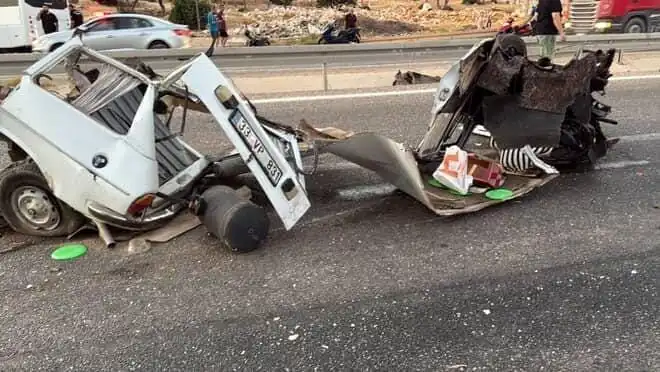 Bariyere Çarpan Araçta Korkunç Facia: 1 Ölü, 1 Yaralı
