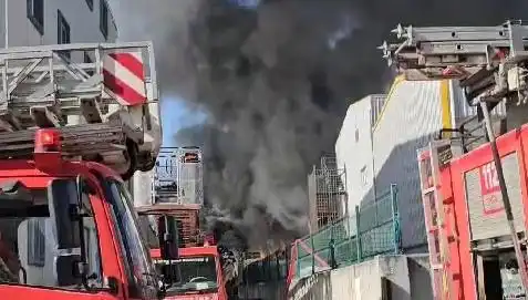 Tuzla'daki Dev Fabrika Yangını: Kontrol Altına Alındı, İtfaiye Ekipleri Çalışıyor