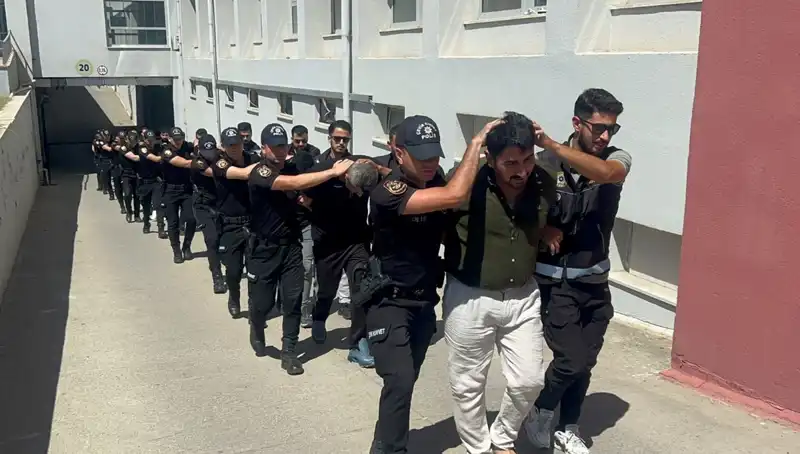 Adana’da 825 Kilo Eroin Ele Geçirildi: Operasyonda 16 Şüpheli Tutuklandı