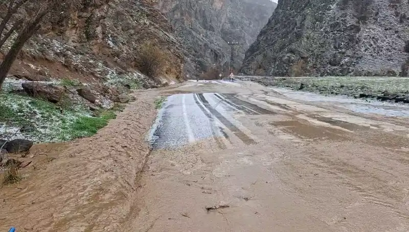Tunceli'de Dolu ve Sağanak Yağış, Hayatı Olumsuz Etkiledi!