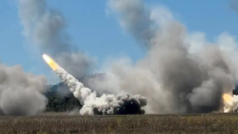 Avustralya'nın Askeri Tarihinde Bir İlk: HIMARS ile Güçlü Atışlar Yapıldı