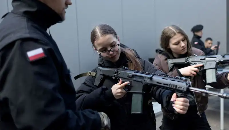 Polonya Savaş Hazırlıklarını Zirveye Taşıyor: Siviller Askeri Eğitime Katılıyor