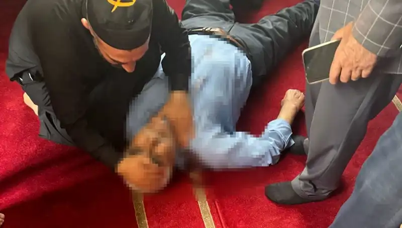Camide Saldırı: Namaz Kılarken Bıçaklanan Adam Hayatını Kaybetti