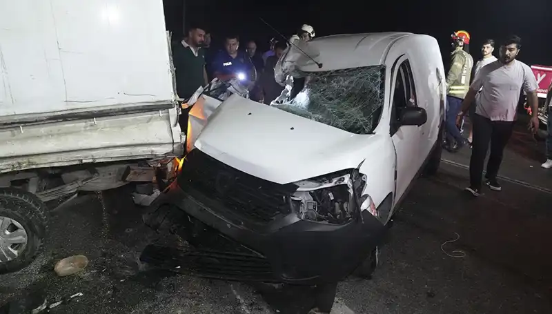İstanbul'da Feci Kaza: 3 Yaralı, Sürücülerin İhmaline Dikkat Çekiyor!