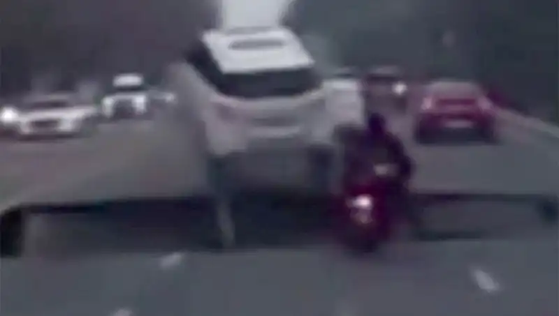 Güney Kore'nin Otoyolunda Aniden Beliren Dev Çukur, Motosikleti Yuttu!