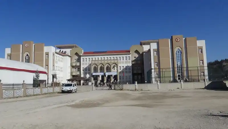 Ortaokulda Öğretmenden Öğrenciye Şiddet İddiası: Eğitimdeki Güvenlik Sorunları