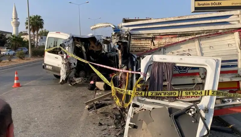 Mersin'de Tatil Yolunda Feci Kaza! İki Can Gitti, 10 Yaralı