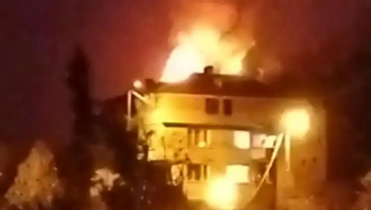 Saman Dolu Çatı Alev Alev Yandı: Mahallede Panik Ve Fırtına Gibi Bir Koşuşturma