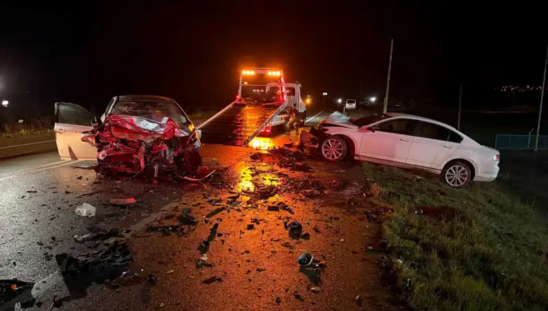 Çanakkale'de Korkunç Trafik Kazası: İki Araç Kafa Kafaya Çarpıştı, 3 Kayıp