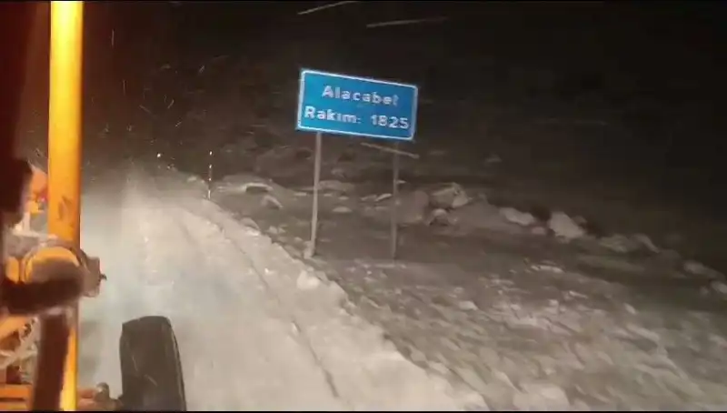Antalya'da Beklenmedik Kar Yağışı, Şehirde Şaşkınlık Yarattı!