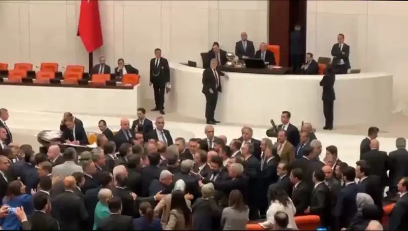 Türkiye Büyük Millet Meclisi’nde Kavga! Emekli İkramiyesi Tartışmaları Alevlendi