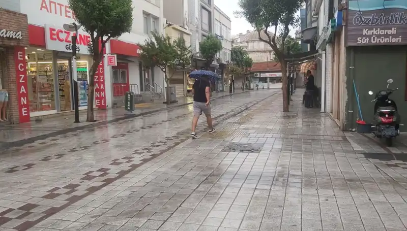 Kırklareli'de Aniden Bastıran Sağanak Yağış Hayatı Olumsuz Etkiledi